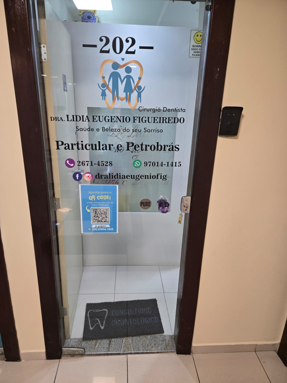 Entrada do consultório da Dra. Lidia Eugenio Figueiredo, Sala 202, Duque de Caxias